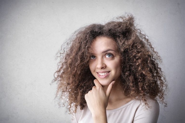 Cele mai bune produse pentru părul creț: recomandări și sfaturi