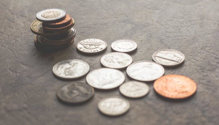 Ghidul tău de supraviețuire financiară în luna cu cele mai multe cheltuieli
